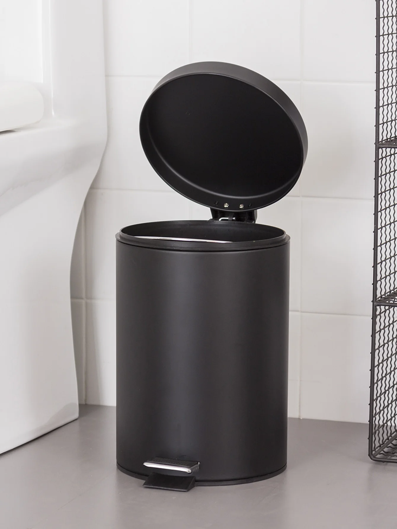 poubelle de salle de bain noire